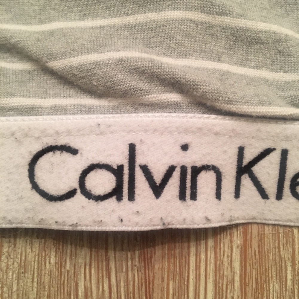 SOLD Calvin Klein Crop Top- S - Picture 2 of 4